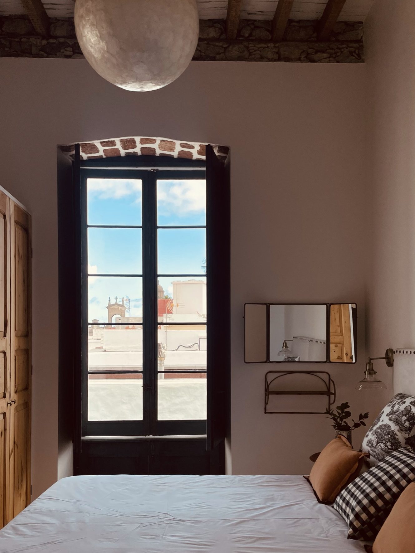 la colonial suites